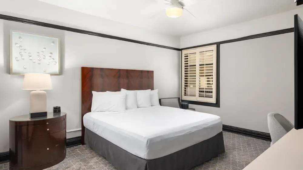 The Deluxe King Room at the Tilden Hotel